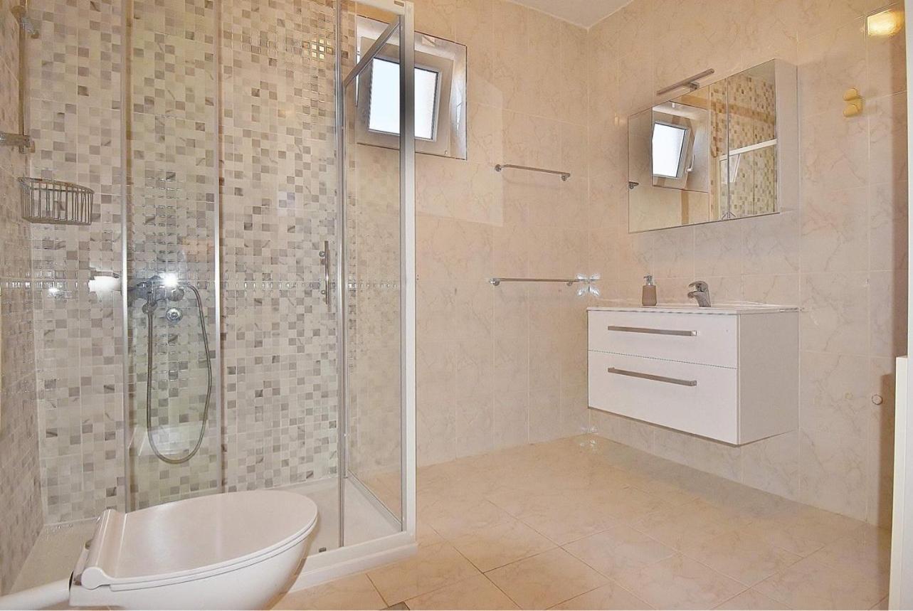 Guest House Sandra 라브 외부 사진